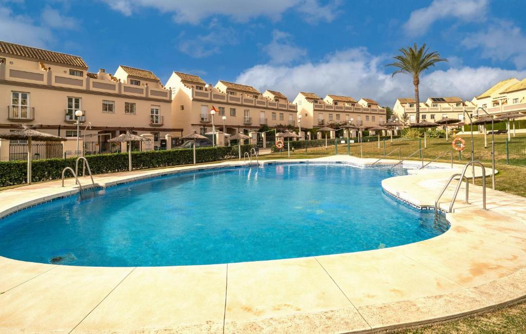 una grande piscina di fronte a un edificio di Awesome Home In San Luis De Sabinillas a San Luis de Sabinillas