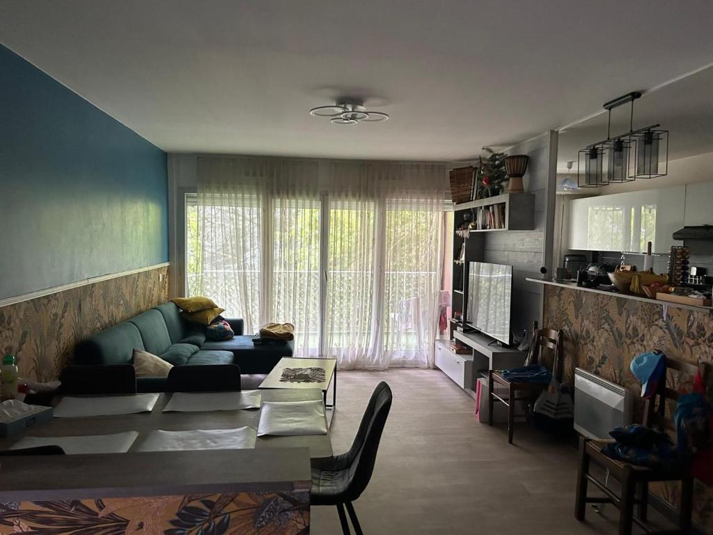 un salon avec un canapé et une table dans l'établissement T4 a Ferney Voltaire a 10 mn de Geneve, à Ferney-Voltaire