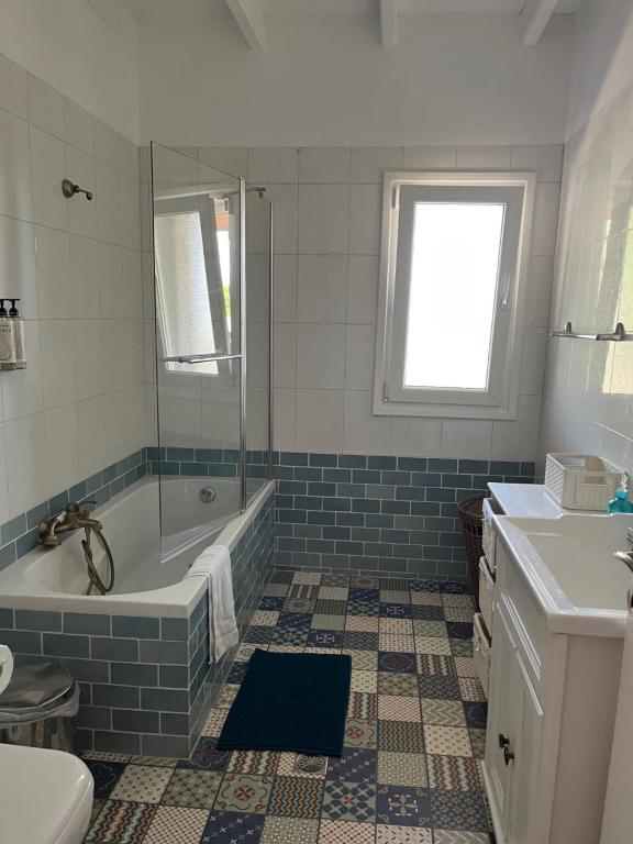 Kúpeľňa v ubytovaní Cozy Corfu Bungalow 5 minutes to Aqualand