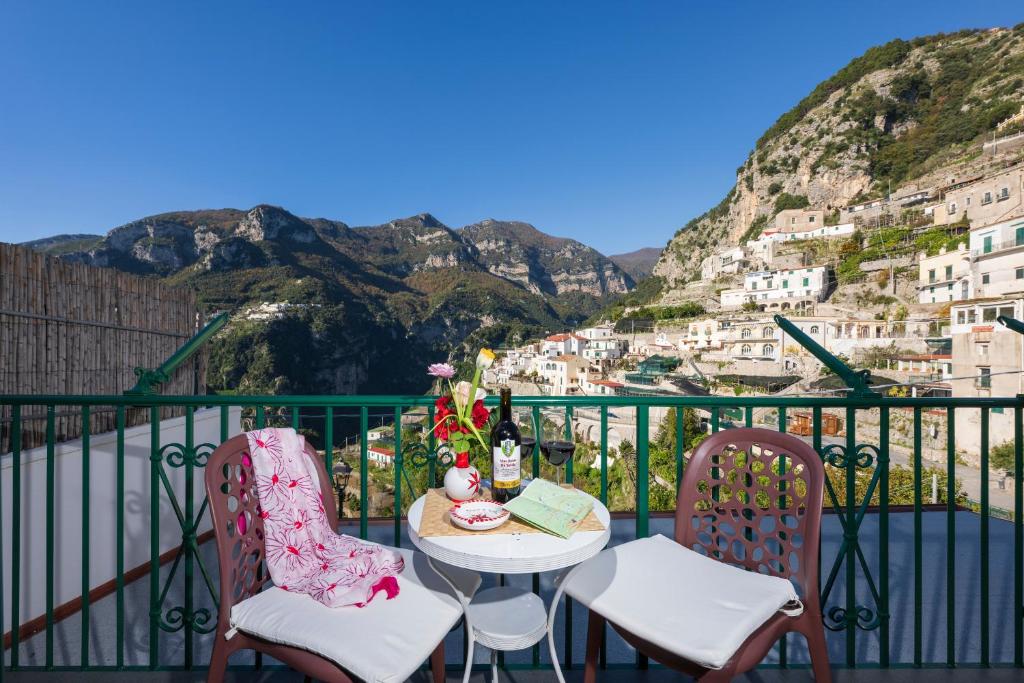 un tavolo e sedie su un balcone con vista di Dint'a Torre Bed and Breakfast a Scala
