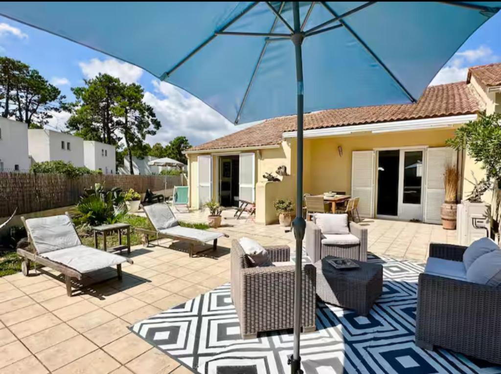 une terrasse avec des chaises et un parasol dans l'établissement A casa di l'alivu, à Borgo