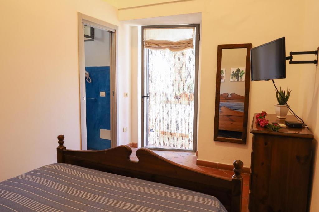 Cactus b&b Le casette di Marilena - Kamer Met Kingsize Bed En Uitzicht Op De Tuin