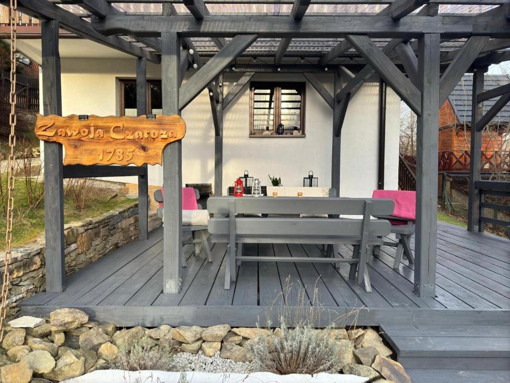 Patio alebo iná vonkajšia časť ubytovania Zawoja Dom Czatoża