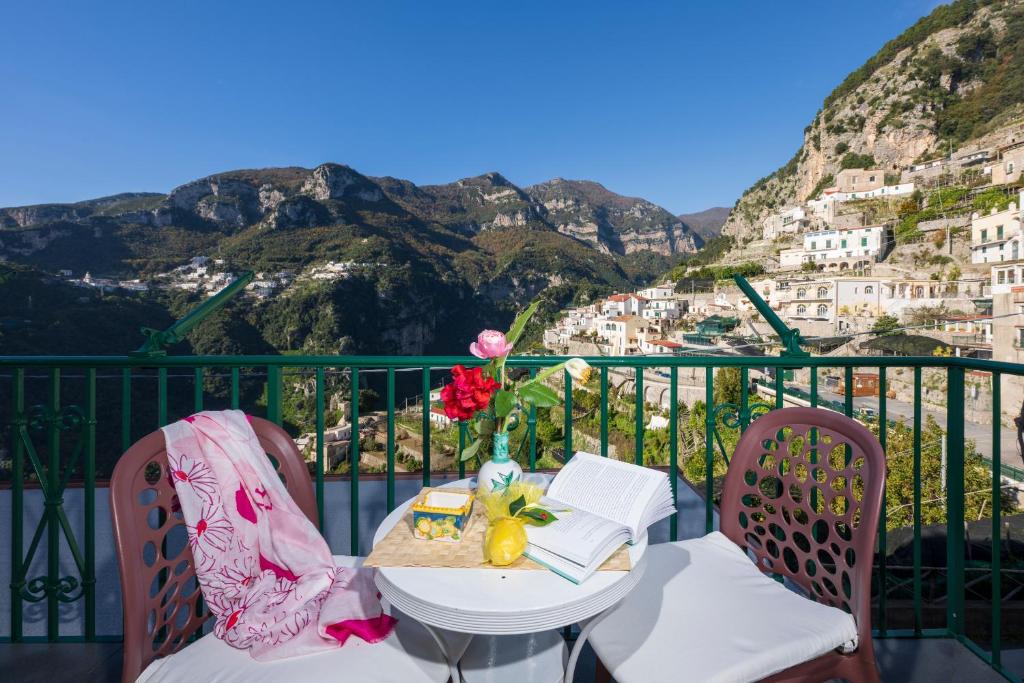 Vista generica sulle montagne o vista sulle montagne dall'interno del bed & breakfast