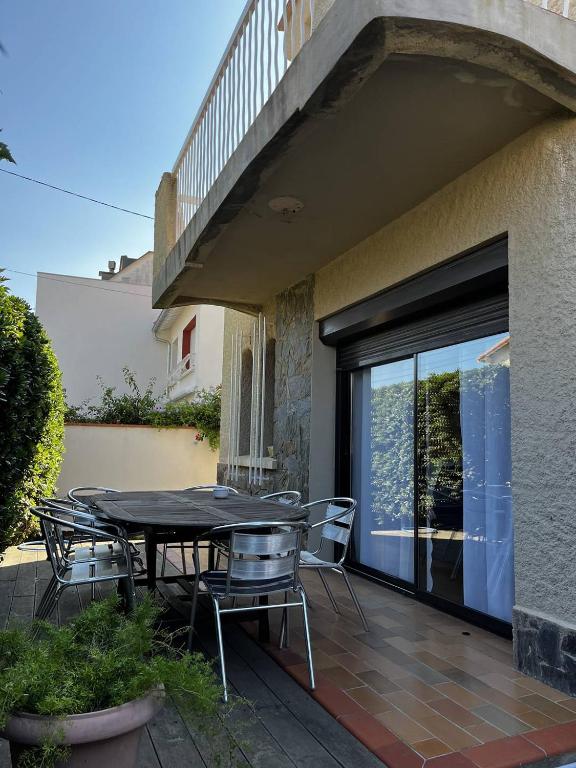 un patio avec une table et des chaises sur un balcon dans l'établissement Villa T4 type canétoise climatisée et proche plage - 6ILEF56, à Canet