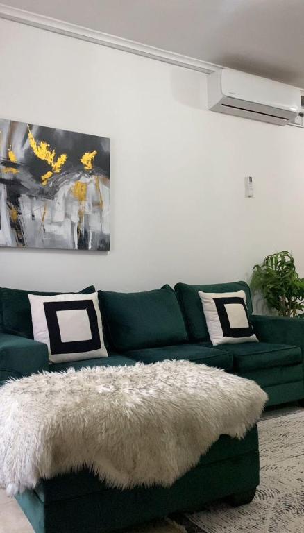 The Sanctuary - Modern 2Bed Maisonette in Secure Foxdale Estate Solar Wi-Fi Garden