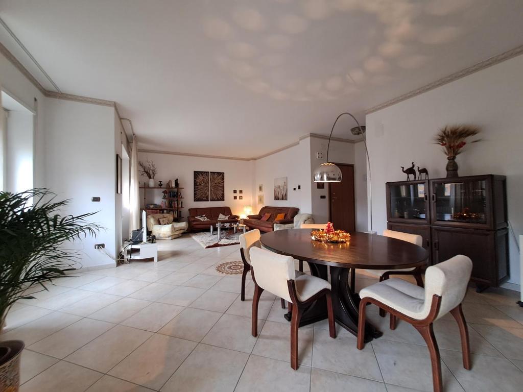 Una sala de estar con mesa de comedor y sillas. en 2 Giugno House, en Bari
