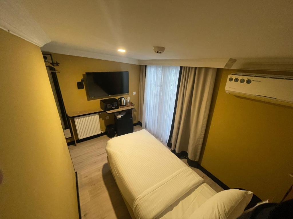 A television and/or entertainment centre at EA Exclusive Hotel