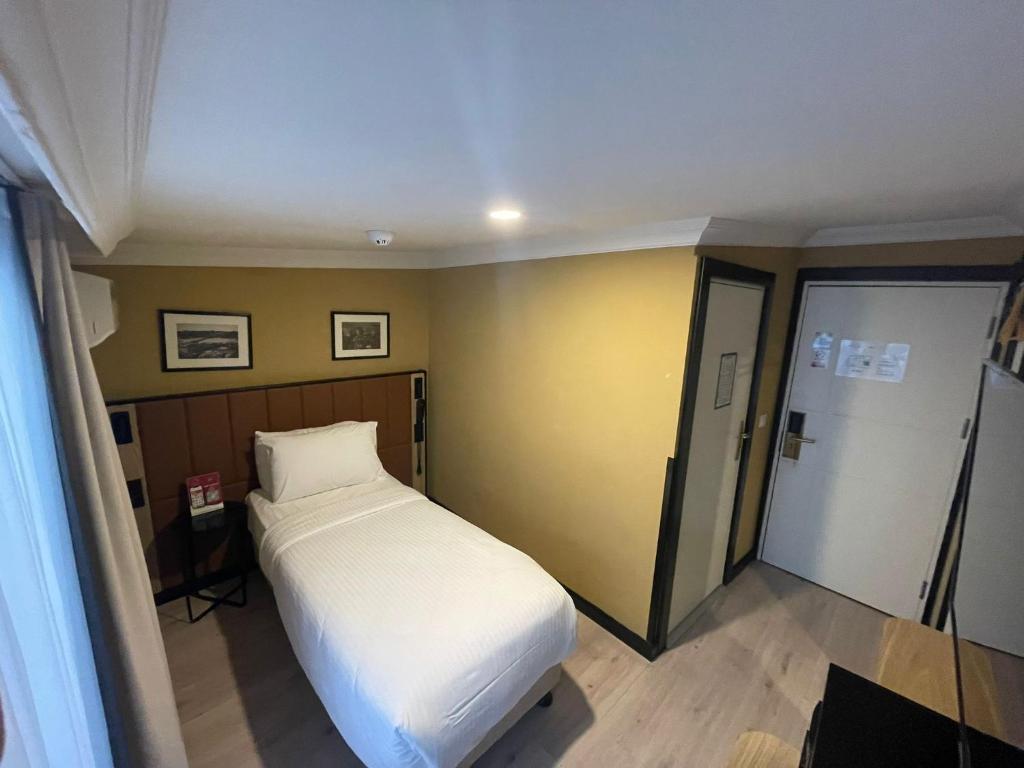A bed or beds in a room at EA Exclusive Hotel