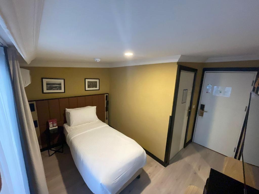 A bed or beds in a room at EA Exclusive Hotel