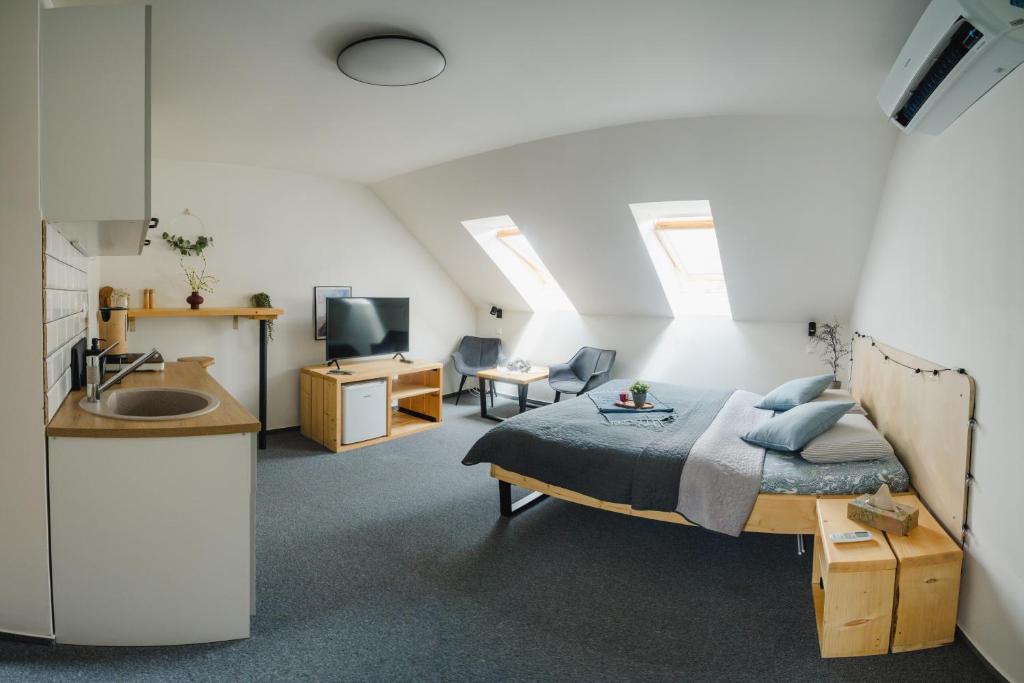 Televízia a/alebo spoločenská miestnosť v ubytovaní Treehouse Apartments