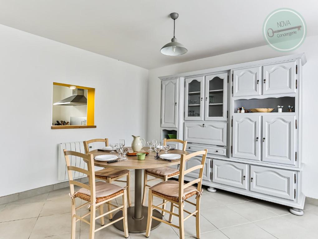 Kuchyňa alebo kuchynka v ubytovaní Maison Ker Mona