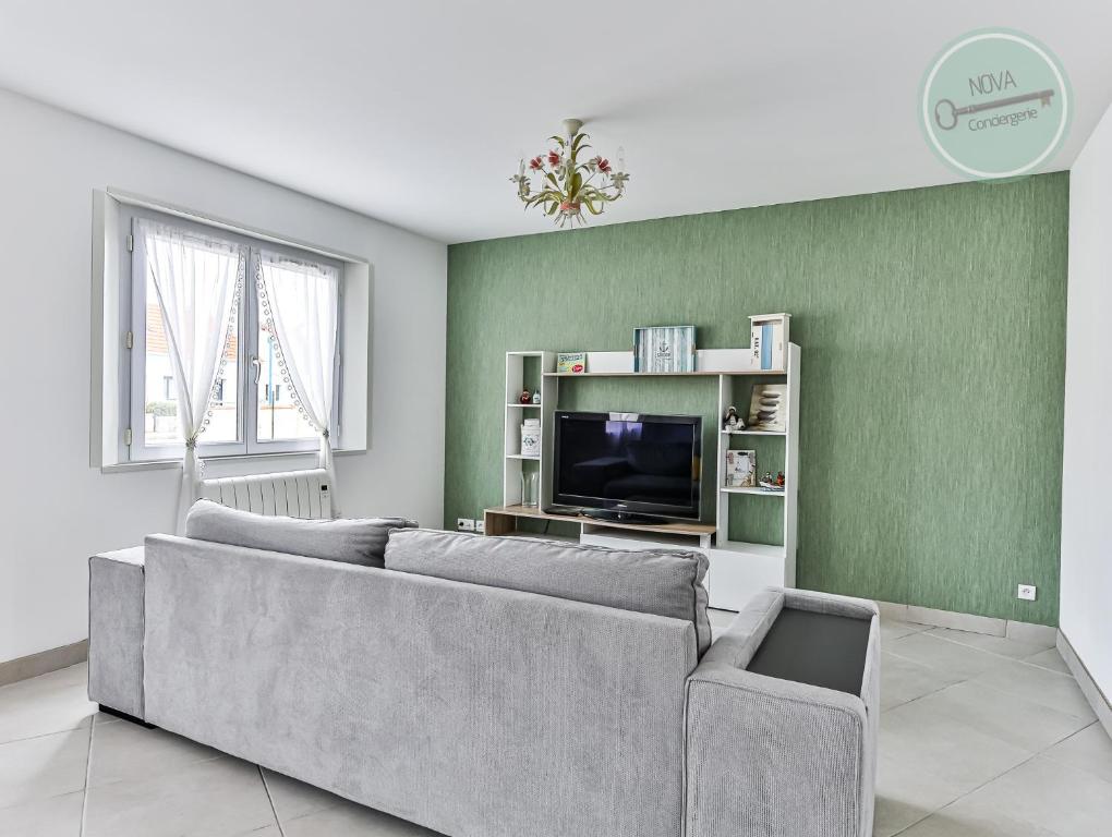 Televízia a/alebo spoločenská miestnosť v ubytovaní Maison Ker Mona