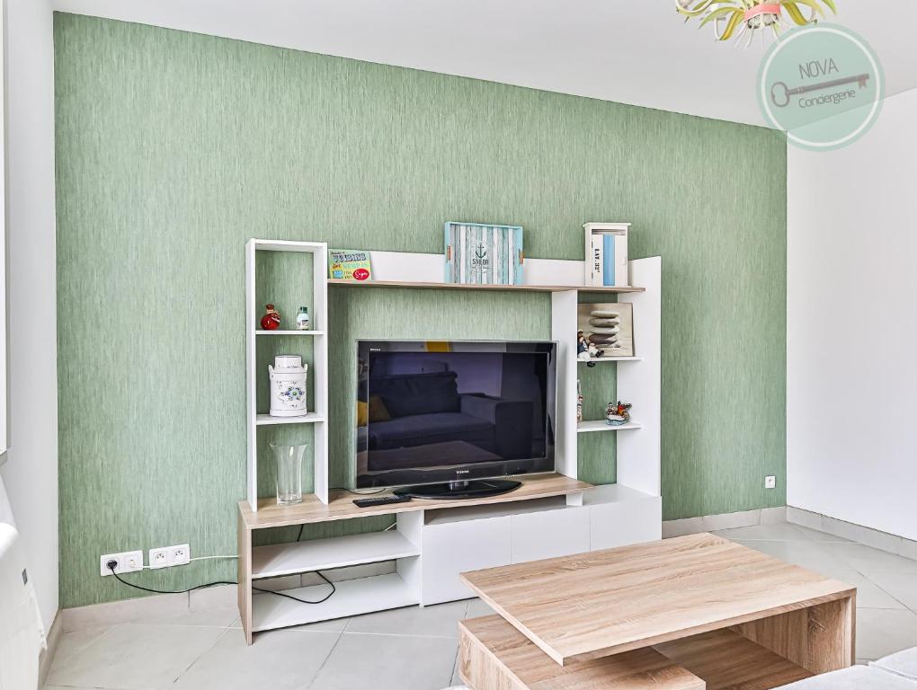 Televízia a/alebo spoločenská miestnosť v ubytovaní Maison Ker Mona