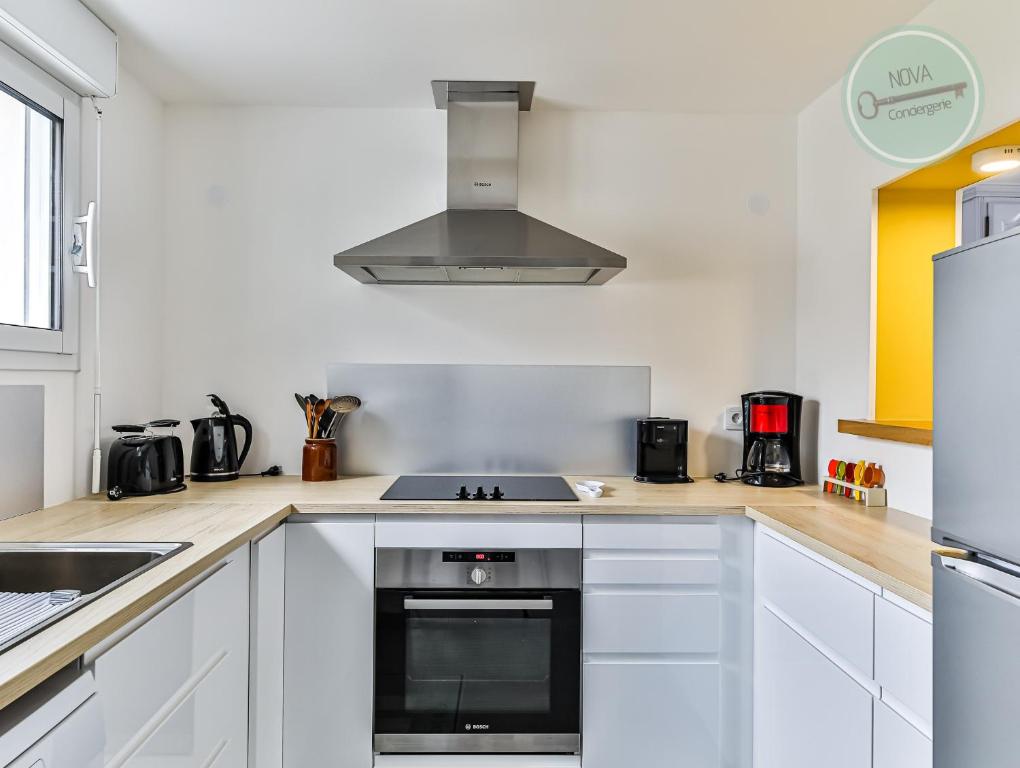 Kuchyňa alebo kuchynka v ubytovaní Maison Ker Mona