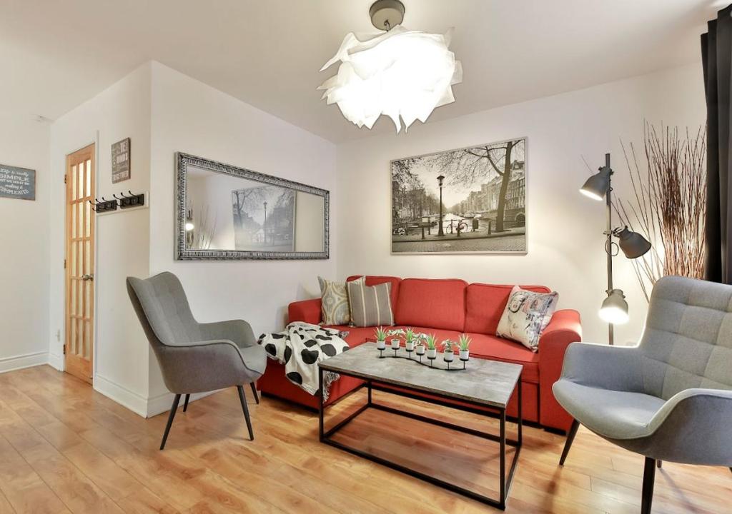 Χώρος καθιστικού στο 100 METERS to METRO BEAUDRY - FULL APARTMENTS - 1 minute walk to the FAMOUS ST CATHERINE STREET - Montcalm units