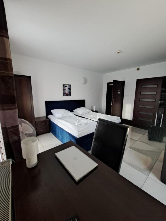pokój hotelowy z łóżkiem, stołem i krzesłami w obiekcie Hotel Agat & SPA w Bydgoszczy