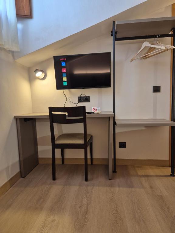 Televízia a/alebo spoločenská miestnosť v ubytovaní Hostal Bavieca