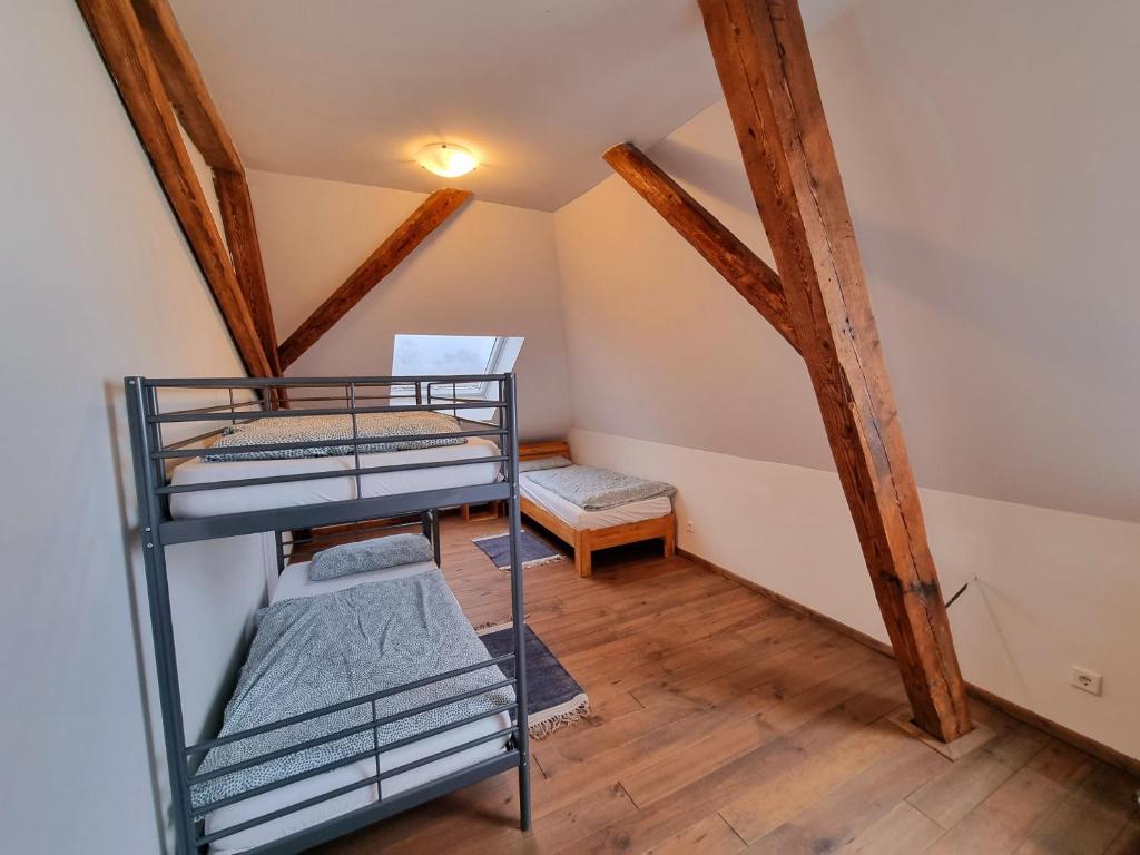 a room with bunk beds in a attic at Ferienwohnung über den Dächern im alten Pastorat in Kevelaer
