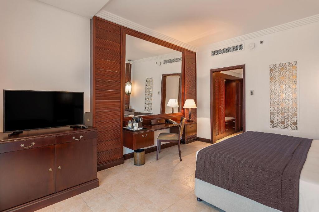 TV a/nebo společenská místnost v ubytování Ajman Hotel & Villas by Blazon Hotels