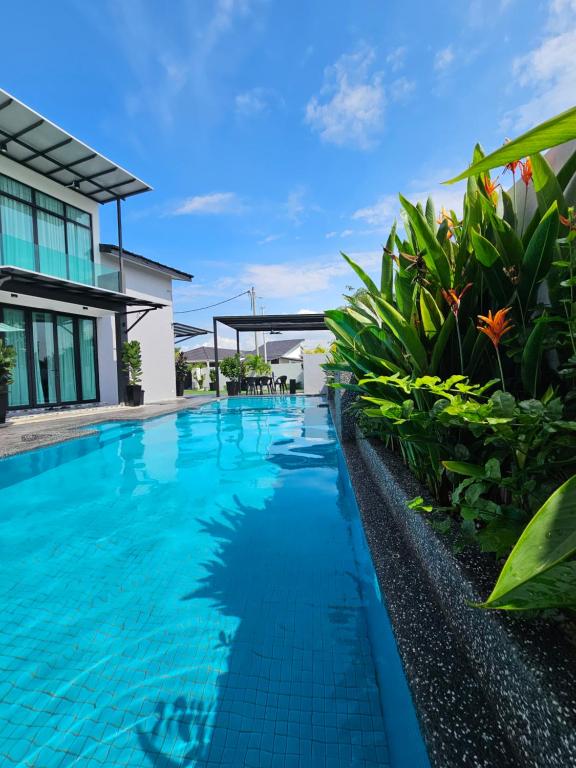 Πισίνα στο ή κοντά στο Klebang 9 Villa MuslimOnly