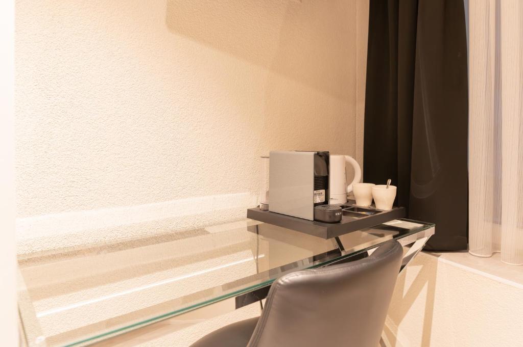 Příslušenství pro přípravu čaje a kávy v ubytování Hotel Rütli am Bahnhof Rüti ZH