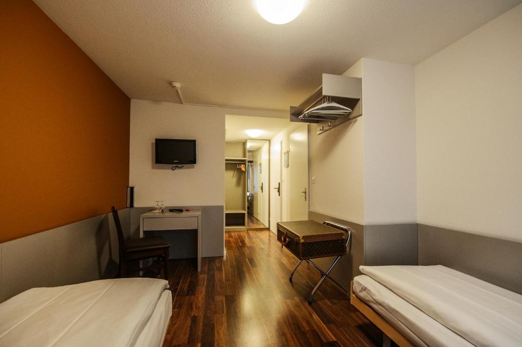 Postel nebo postele na pokoji v ubytování Alexander Guesthouse Zurich Old Town