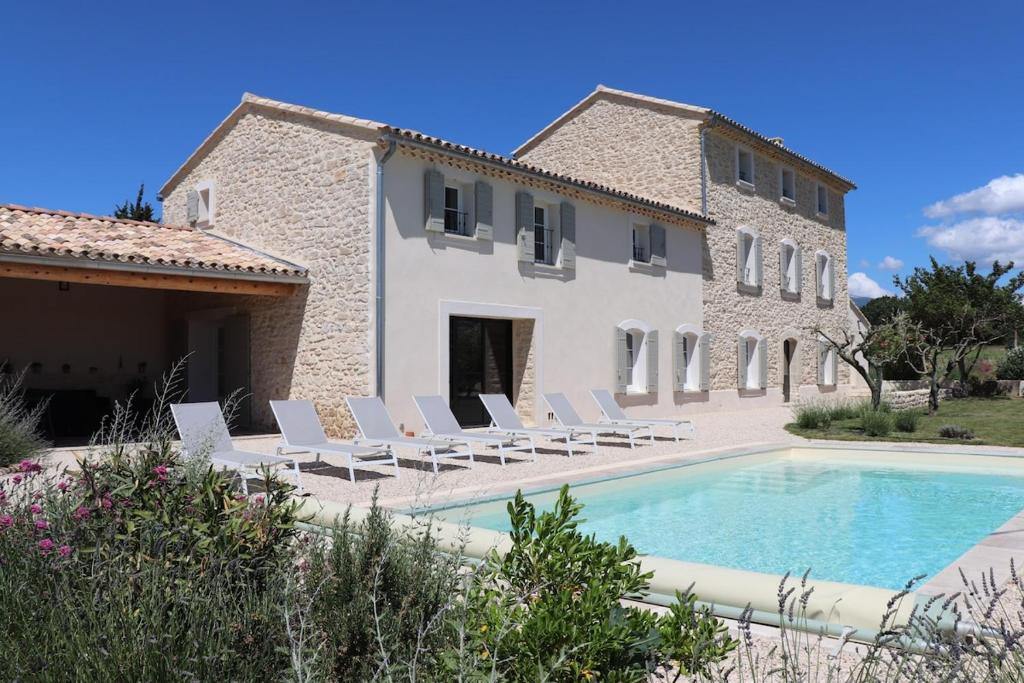 une villa avec piscine devant un immeuble dans l'établissement Domaine des Preyauts, le mas provençal, 270m, à Caromb