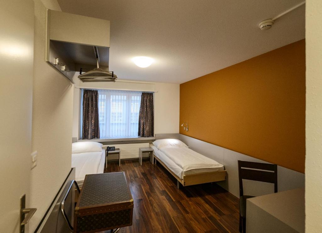 Postel nebo postele na pokoji v ubytování Alexander Guesthouse Zurich Old Town