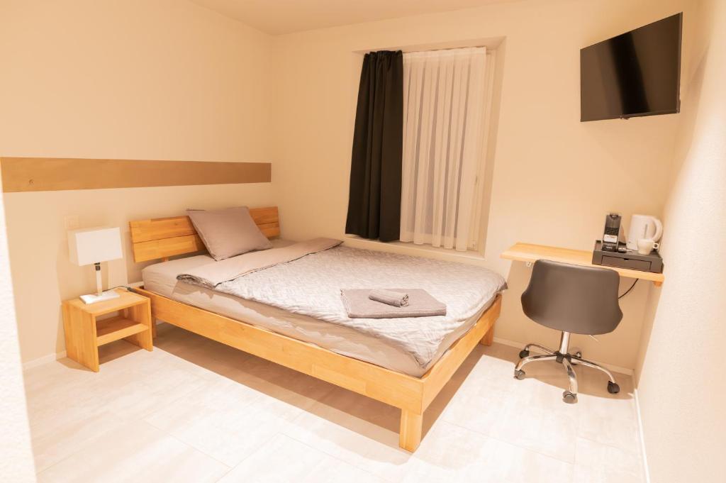 Postel nebo postele na pokoji v ubytování Hotel Rütli am Bahnhof Rüti ZH
