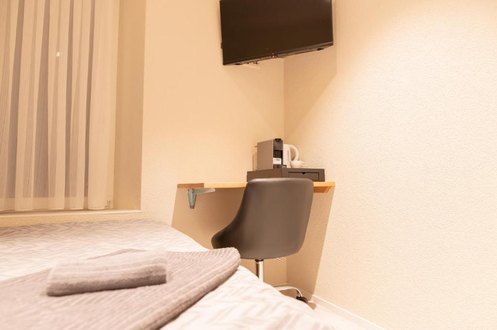 Postel nebo postele na pokoji v ubytování Hotel Rütli am Bahnhof Rüti ZH