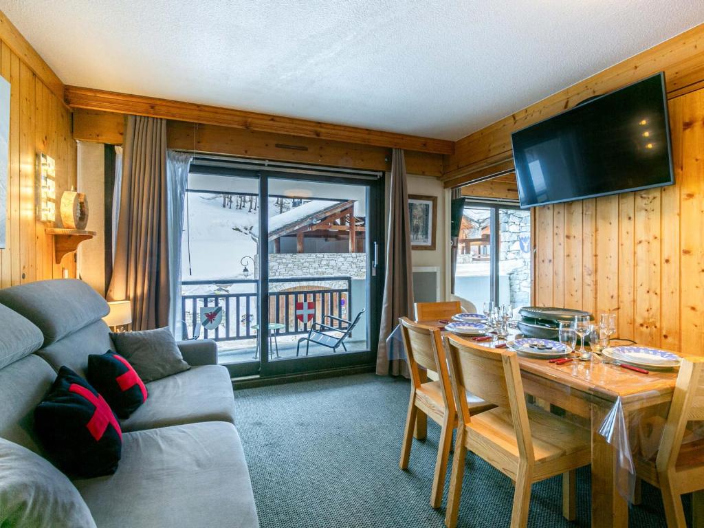un salon avec un canapé et une table avec des chaises dans l'établissement Appartement coquet avec balcon, wifi, 2 pièces, Val-d'Isère - FR-1-694-367, à Val dʼIsère