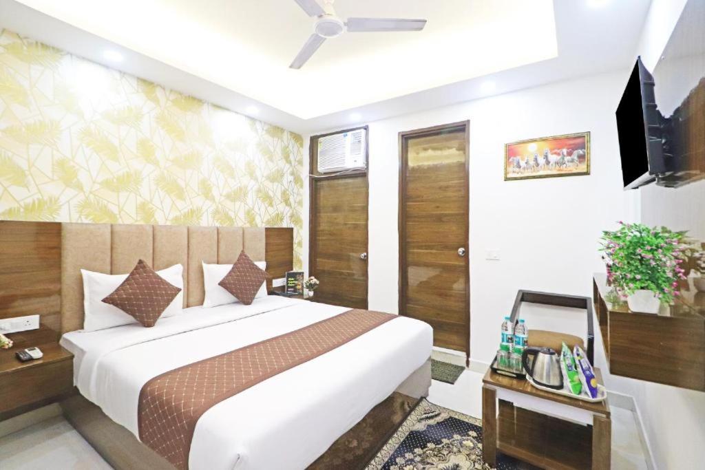 Postel nebo postele na pokoji v ubytování Hotel Vijaydeep Place Near Delhi Airport