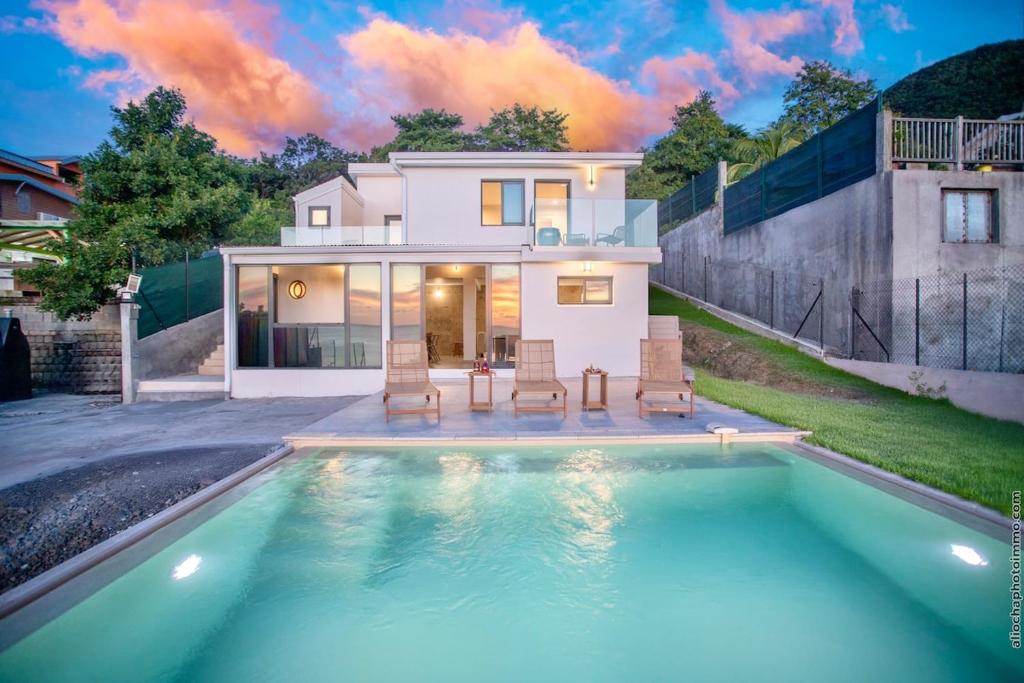 Bazén v ubytování Villa Casalta - Vue Mer Caraïbes nebo v jeho okolí