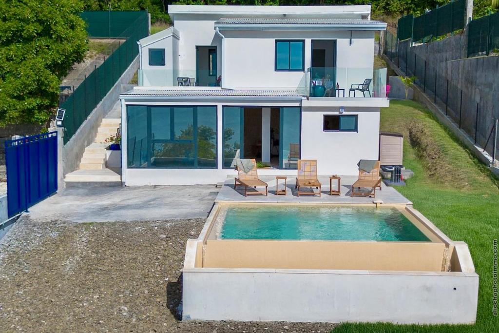 Bazén v ubytování Villa Casalta - Vue Mer Caraïbes nebo v jeho okolí