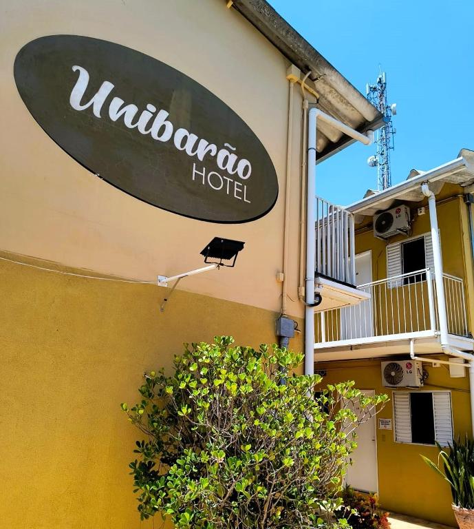 a sign for a hotel on the side of a building at Unibarão Hotel -Próximo as Universidades Unicamp-Puc-Hospitais -Bancos-Restaurantes-Praça Capital -Shopping Dom Pedro - Expo dom pedro-Ceasa in Campinas