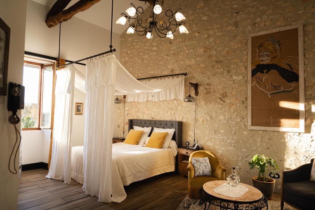 Postel nebo postele na pokoji v ubytování Ets CAPMASIL - chambre 1920