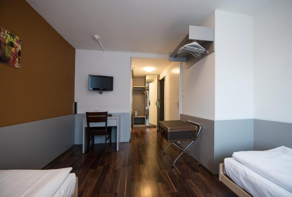 Postel nebo postele na pokoji v ubytování Alexander Guesthouse Zurich Old Town