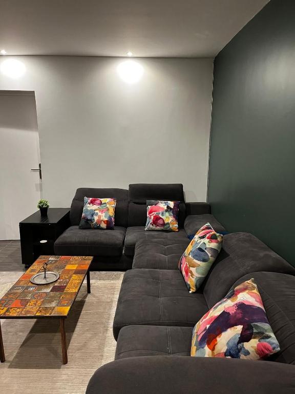 un salon avec un canapé et une table basse dans l'établissement Havre de paix proche Paris et La Défense, à Bezons