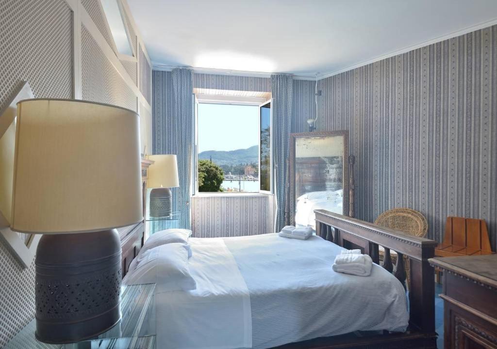 Una habitación de hotel con una cama y una ventana. en Casamati Flexyrent, en Rapallo