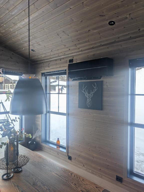 Телевизор и/или развлекательный центр в Hytte i Stryn med elbil lader