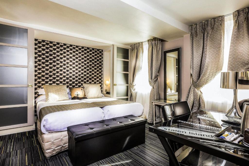 Postel nebo postele na pokoji v ubytování Hotel Ile de France Opéra