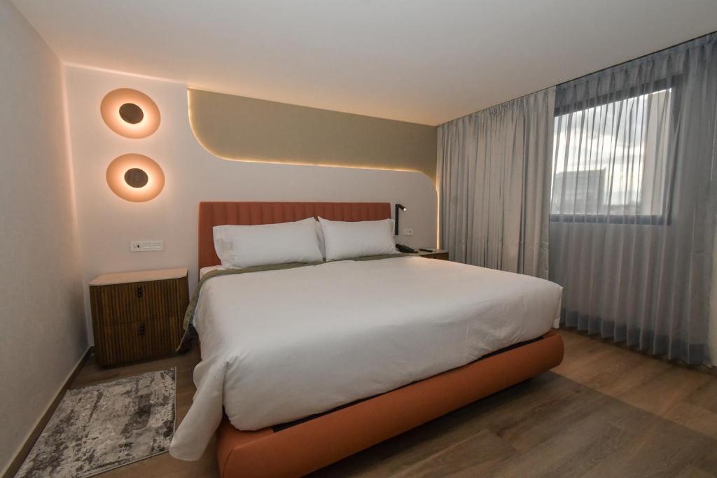 Postel nebo postele na pokoji v ubytování Expo Satelite 2750 Hotel & Suites