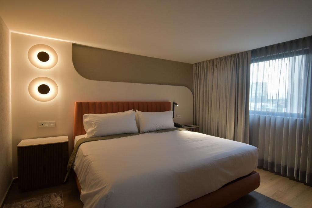 Postel nebo postele na pokoji v ubytování Expo Satelite 2750 Hotel & Suites