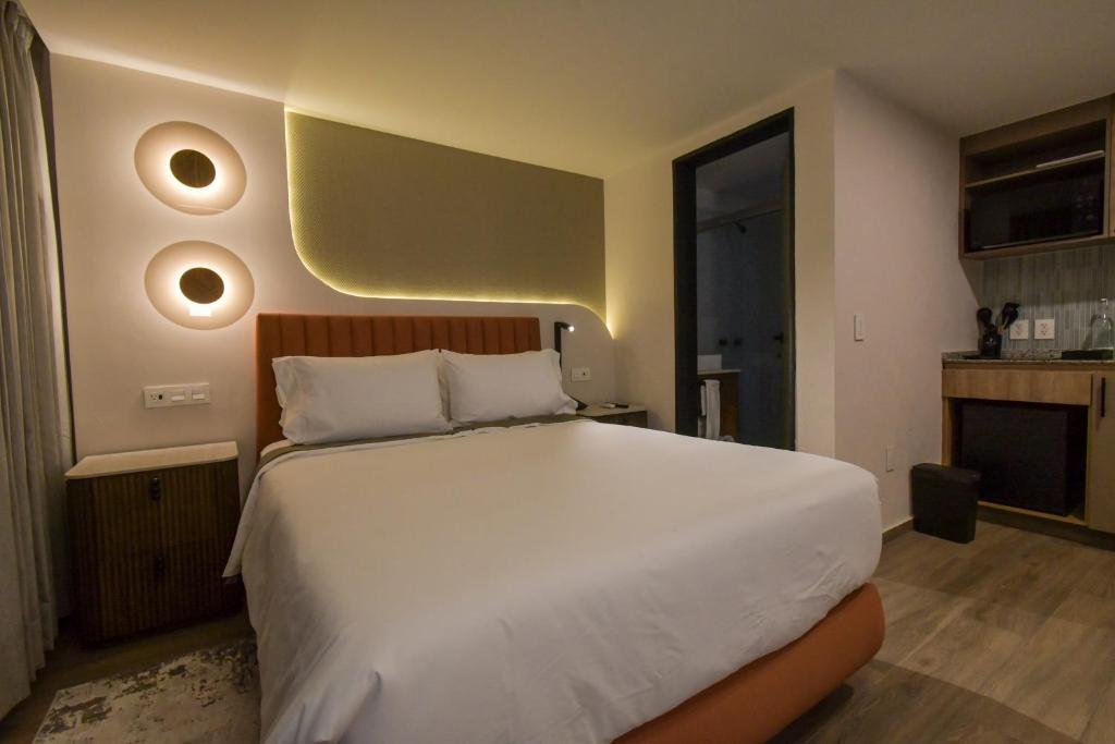 Postel nebo postele na pokoji v ubytování Expo Satelite 2750 Hotel & Suites