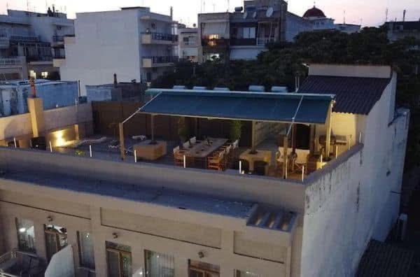 Un edificio con un tendone blu sopra. di City Loft 4 Stamatina's Luxury Apartments a Alexandroupoli