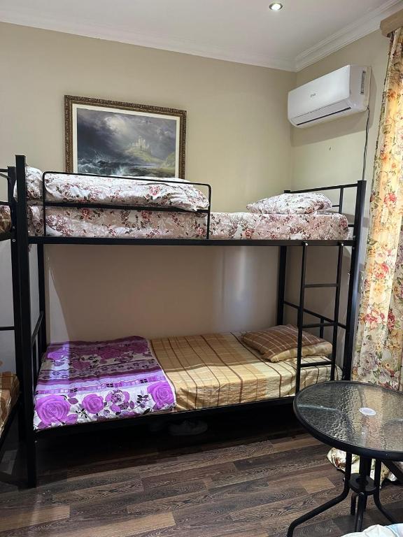 Postel nebo postele na pokoji v ubytování The Sindh Hostel Tbilisi