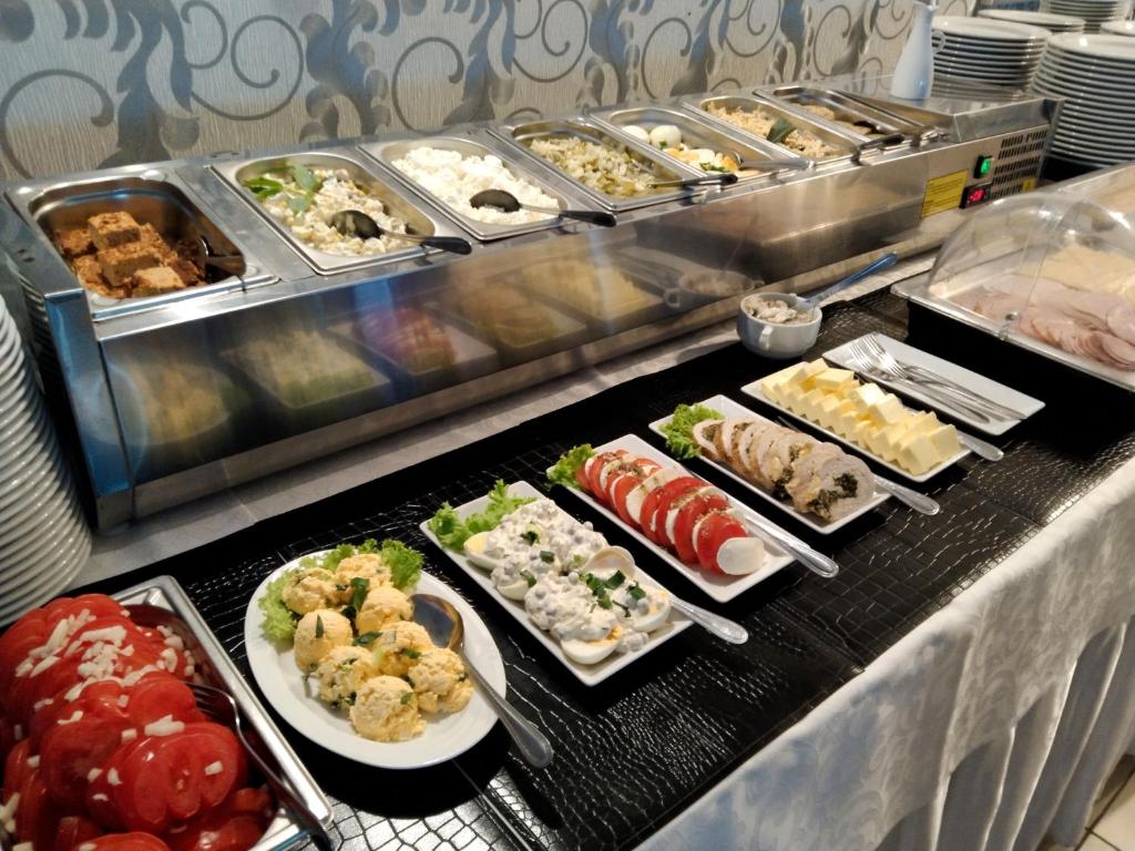 linia bufetowa z wieloma różnymi rodzajami jedzenia w obiekcie Hotel Agat & SPA w Bydgoszczy