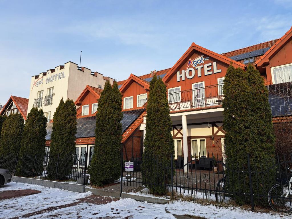 hotel z drzewami przed budynkiem w obiekcie Hotel Agat & SPA w Bydgoszczy