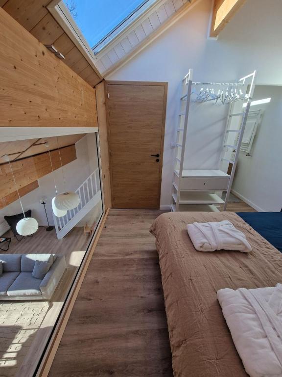 Postel nebo postele na pokoji v ubytování Duplex type chalet dans le Jura